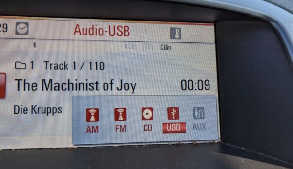 Infotainment system playing back from USB. (Folkert van Heusden)